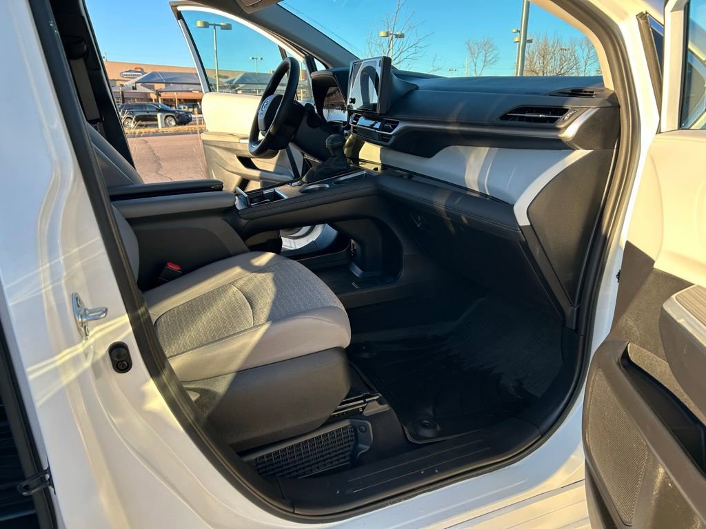 Used 2025 Toyota Sienna LE image 20