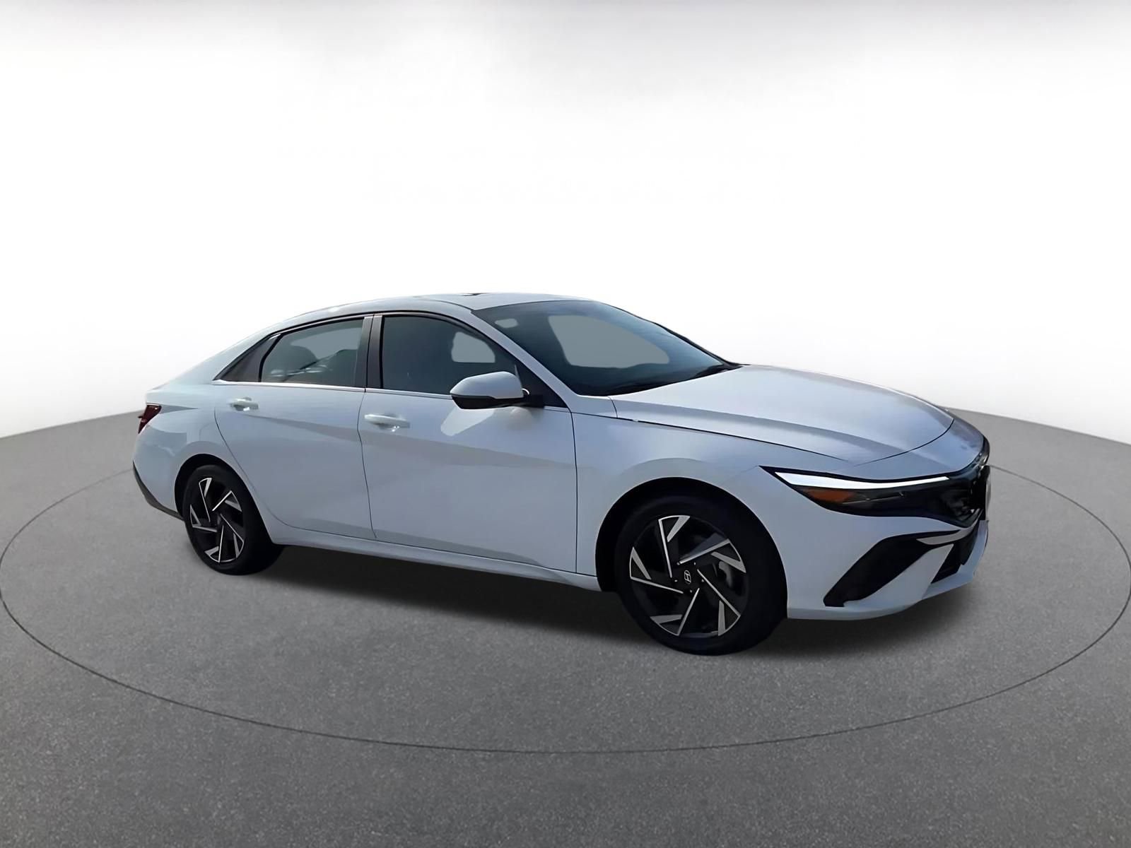 Used 2025 Hyundai Elantra Limited image 2