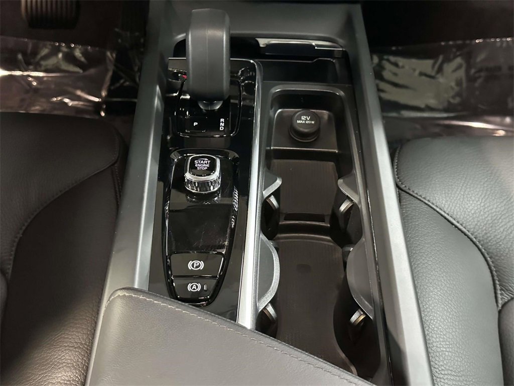 Used 2025 Volvo XC60 B5 Plus image 21