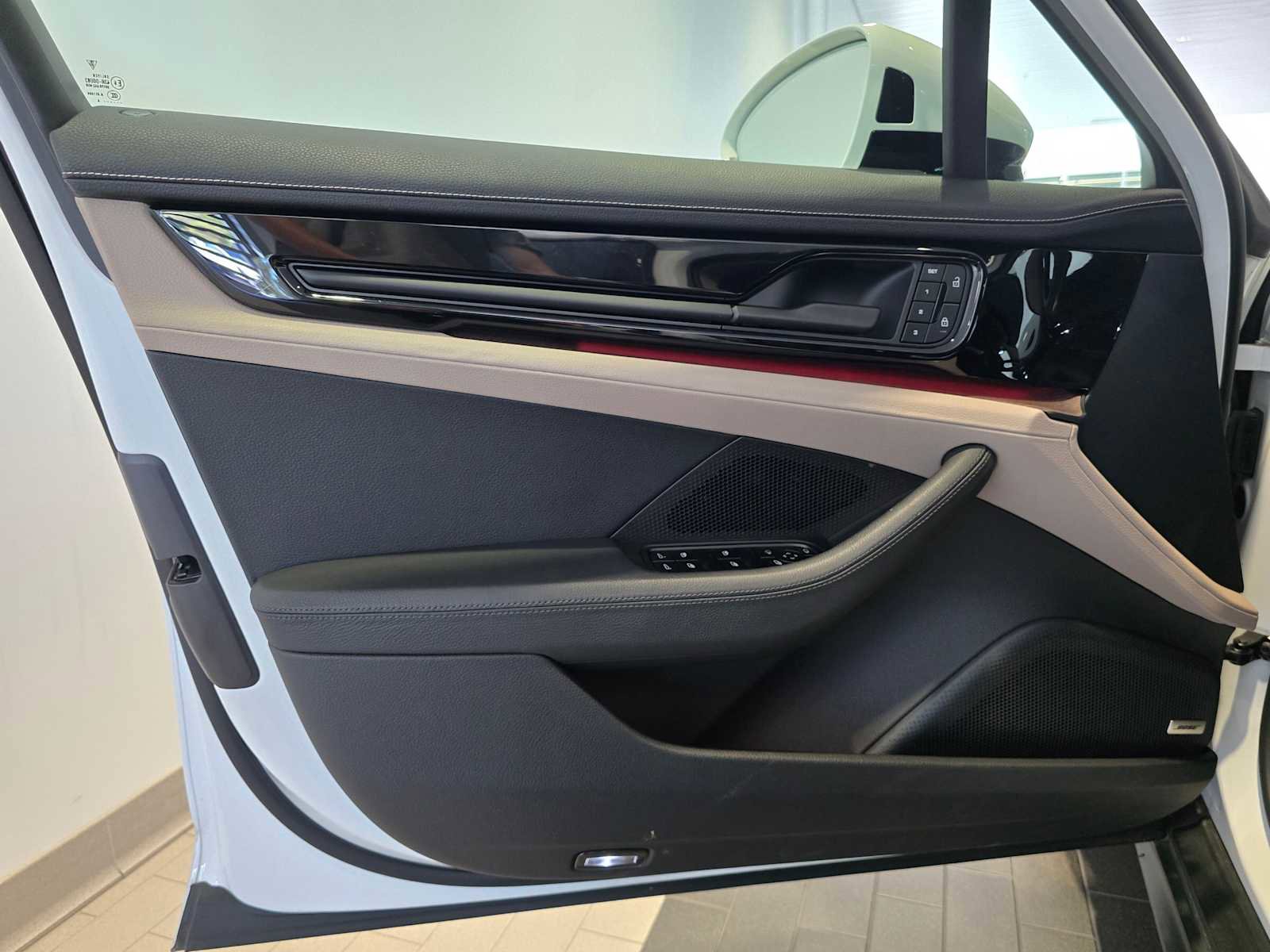 Used 2024 Porsche Panamera 4 image 21