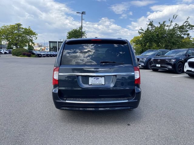 Used 2014 Chrysler Town & Country Touring-L w/ Driver Convenience Group FWD image 4