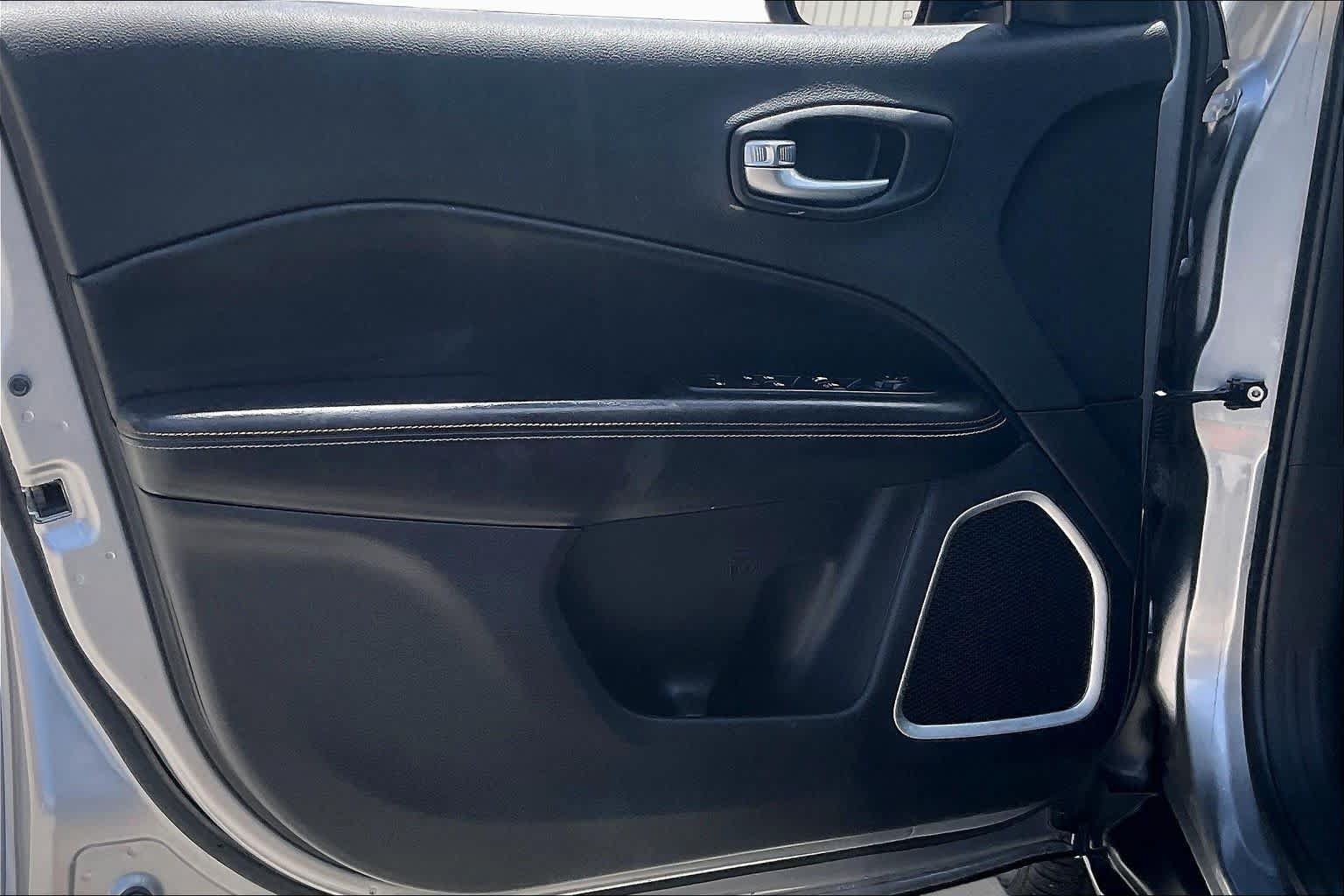 Used 2019 Jeep Compass Latitude w/ Cold Weather Group FWD image 21
