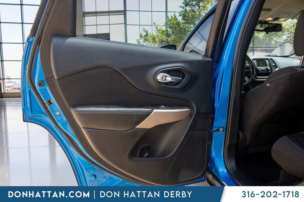 Used 2018 Jeep Cherokee Latitude w/ Altitude Package FWD image 16