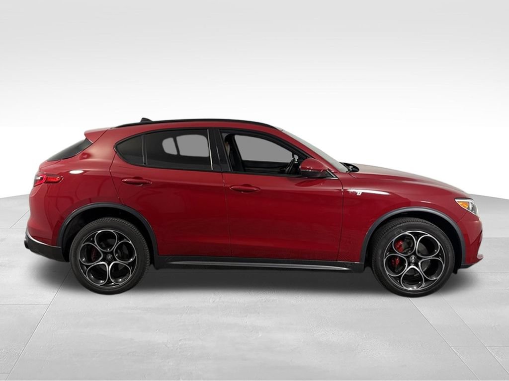 Used 2023 Alfa Romeo Stelvio Ti AWD/4WD image 6