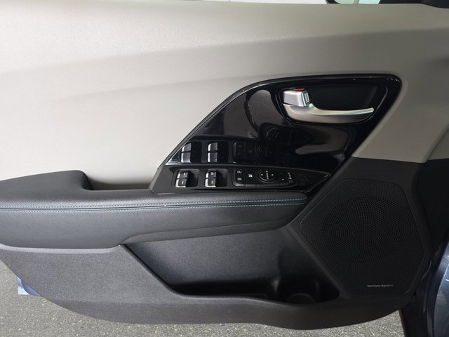 Used 2020 Kia Niro Touring image 26