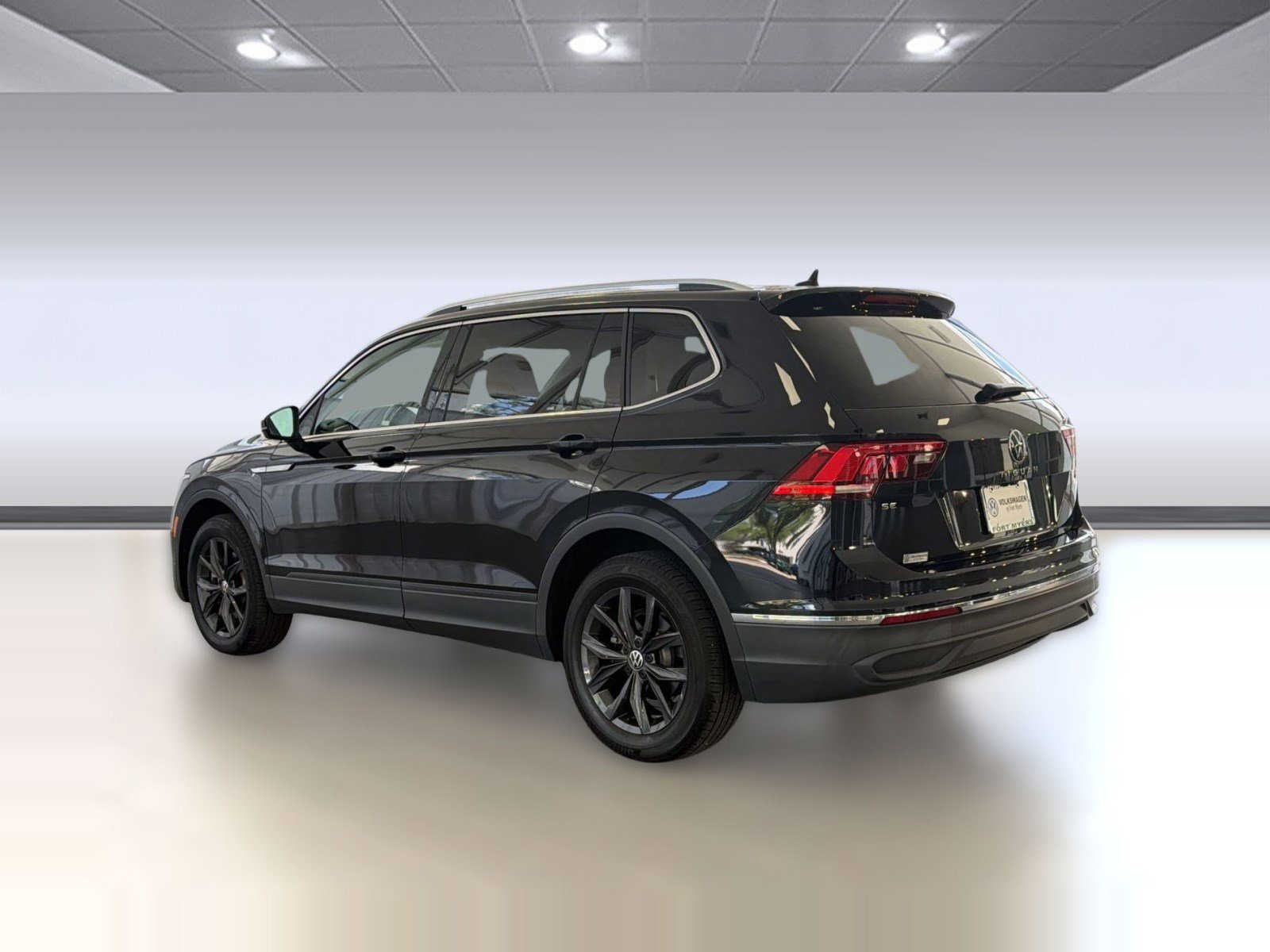 Certified 2024 Volkswagen Tiguan SE image 3
