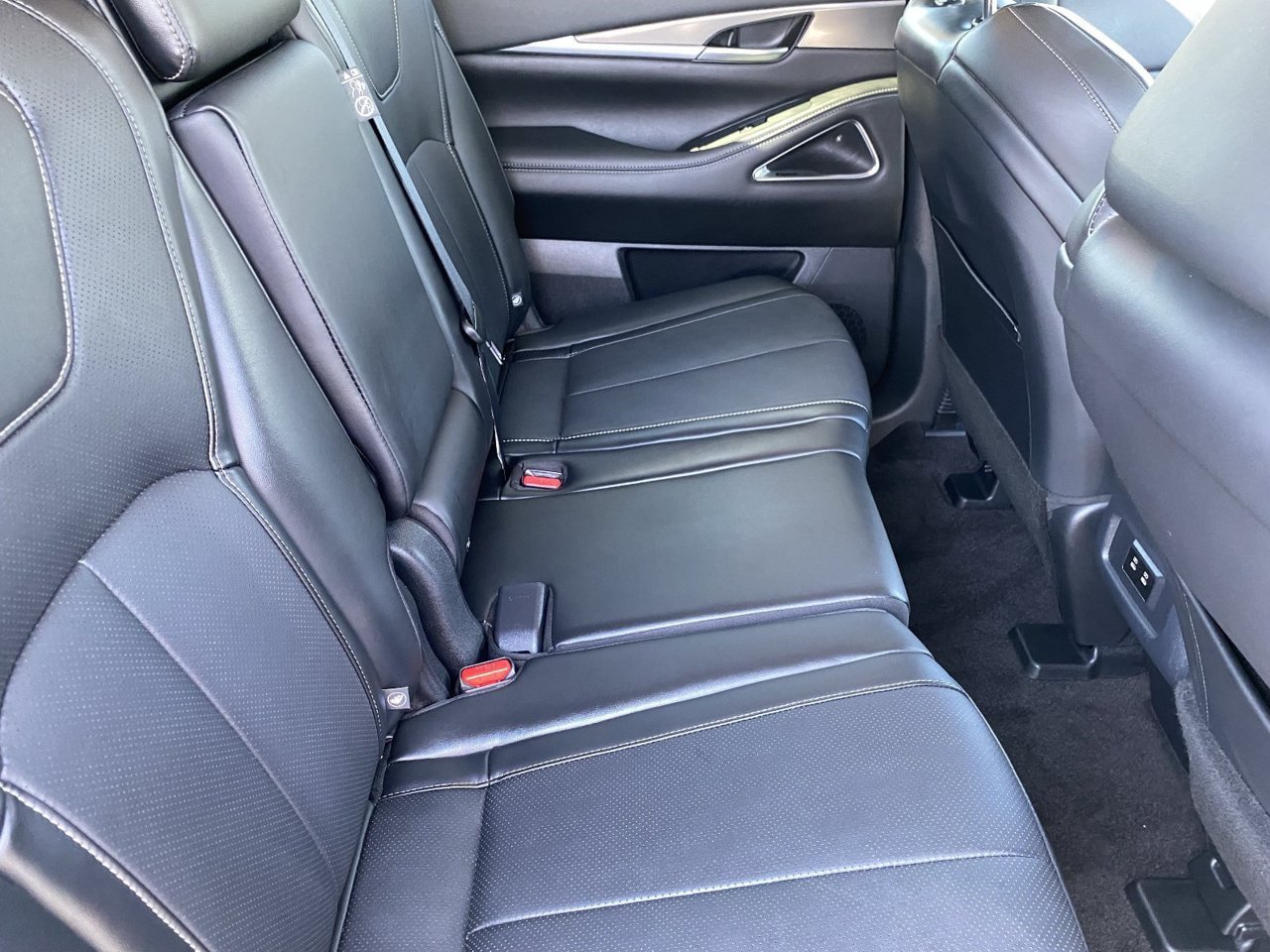 Certified 2027 INFINITI QX60 Luxe w/ Cargo Package FWD image 12