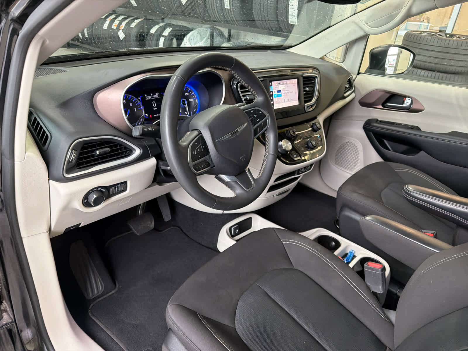 Used 2023 Chrysler Voyager LX FWD image 18