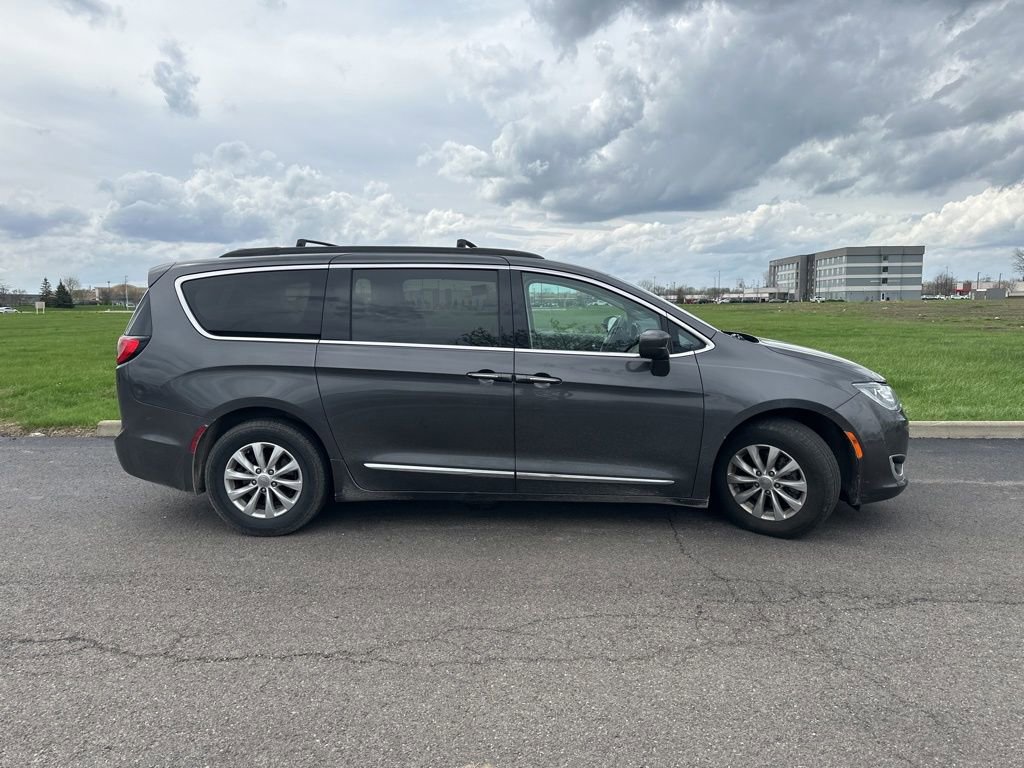 Used 2017 Chrysler Pacifica Touring-L image 11