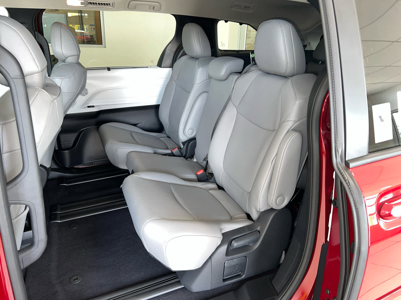 New 2026 Toyota Sienna XLE FWD image 3