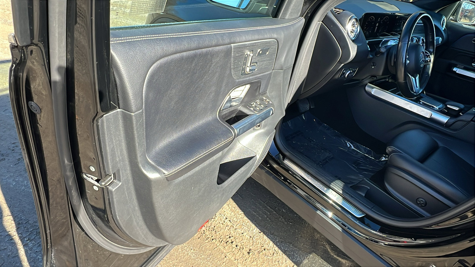Used 2023 Mercedes-Benz GLB 250 4MATIC w/ Premium Package image 14