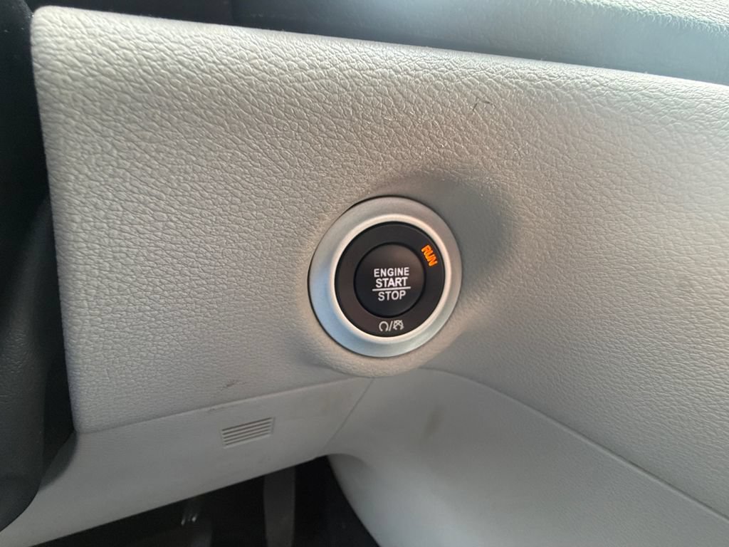 Used 2022 Chrysler Pacifica Touring-L FWD image 32