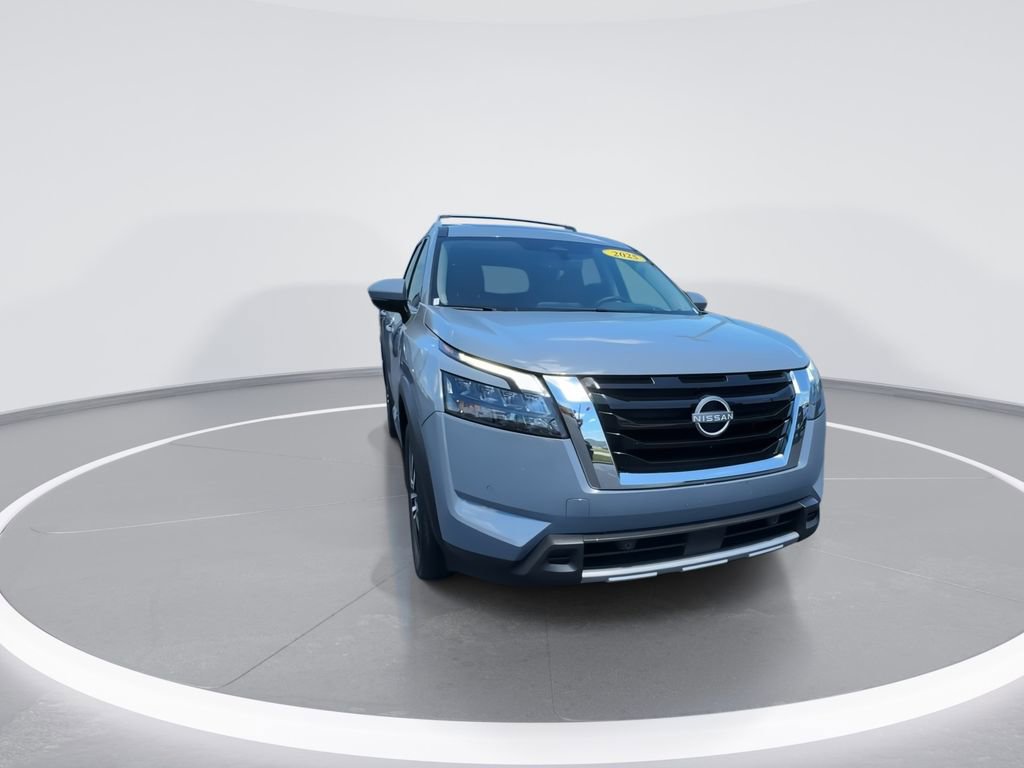 Used 2025 Nissan Pathfinder Platinum AWD/4WD image 2