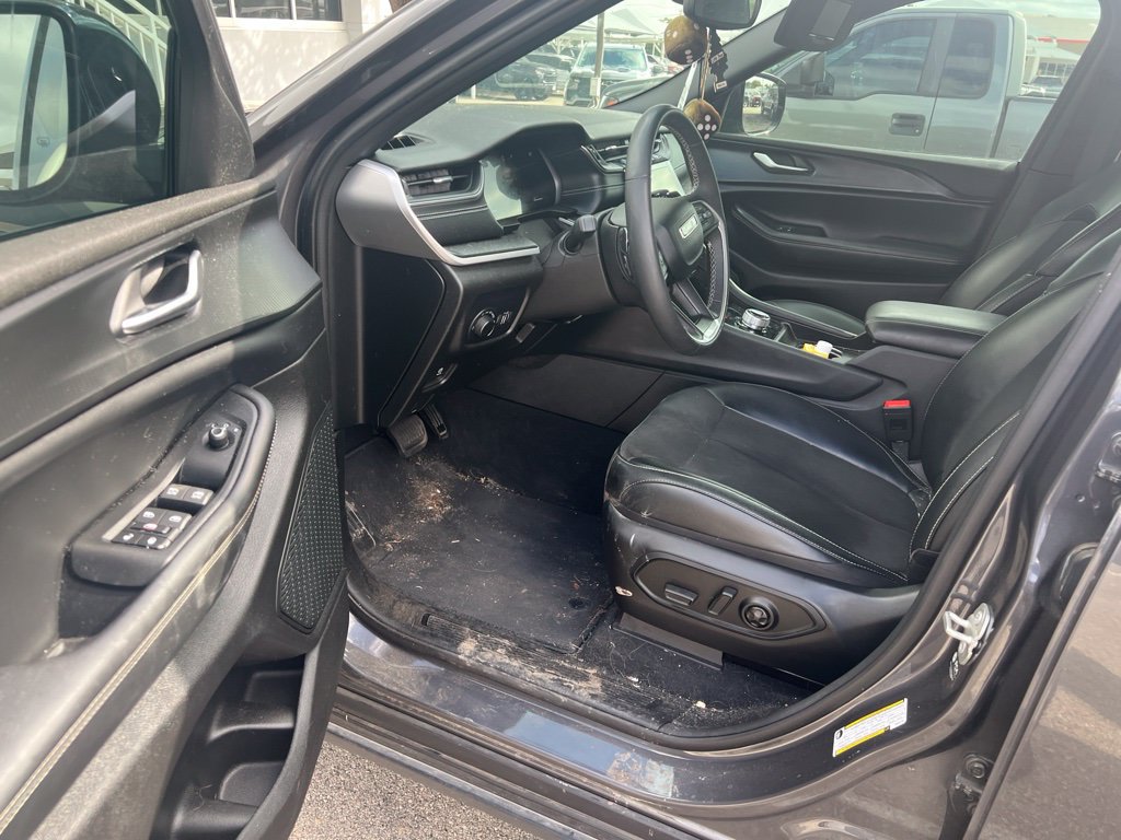Used 2023 Jeep Grand Cherokee Altitude RWD image 5