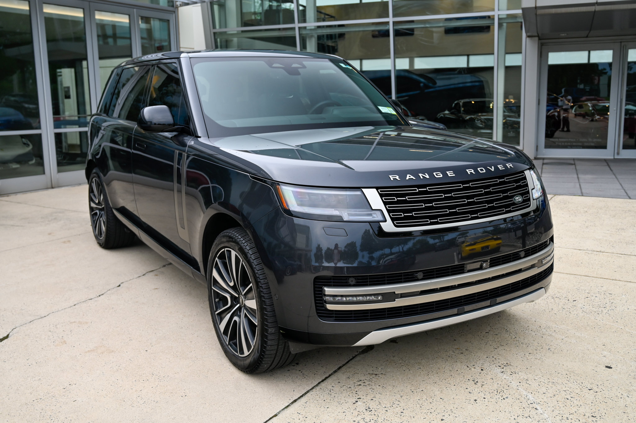 Used 2024 Land Rover Range Rover Long Wheelbase SE AWD/4WD image 3