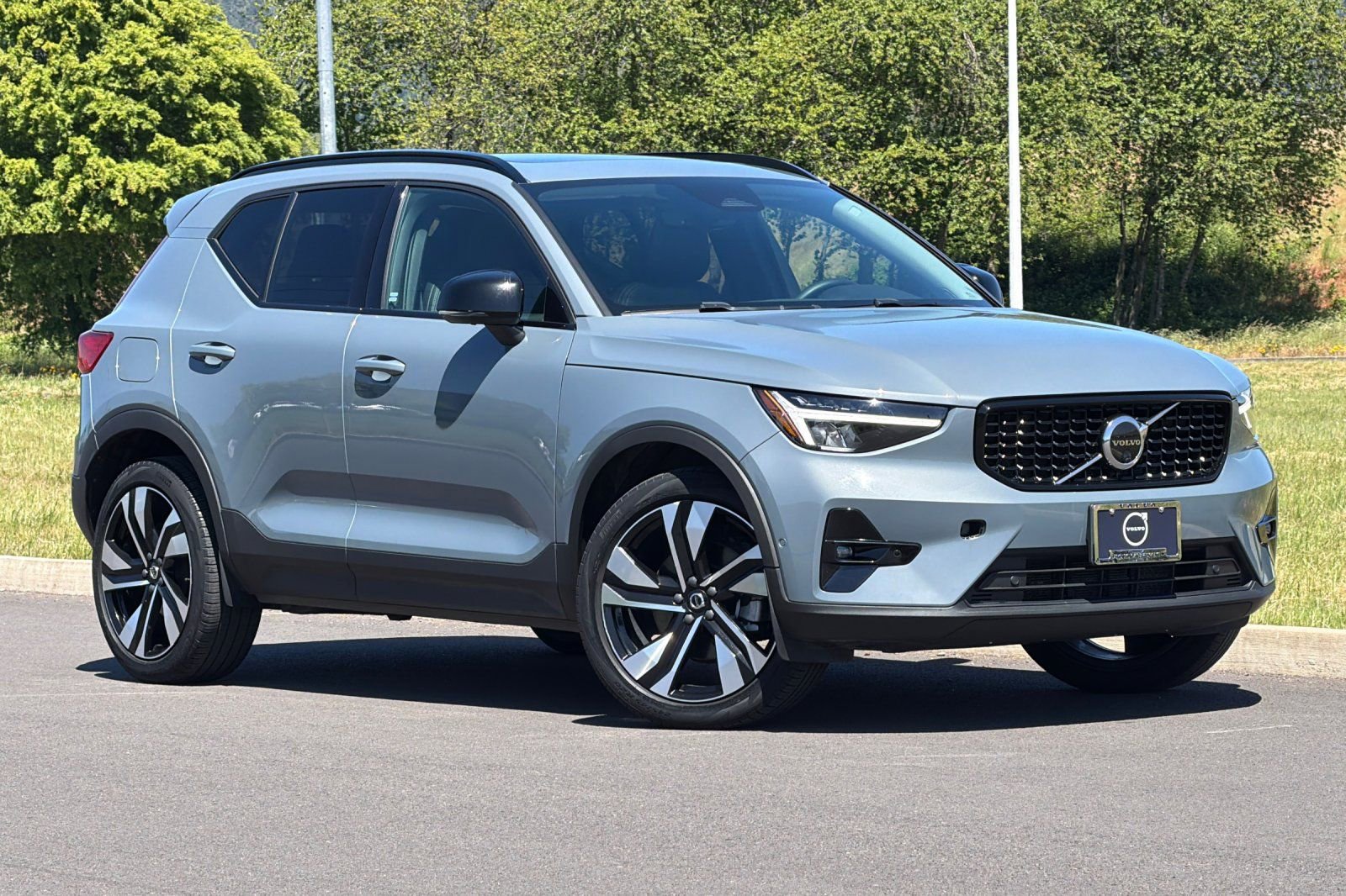Used 2023 Volvo XC40 B5 Ultimate w/ Protection Package Premier AWD/4WD image 1
