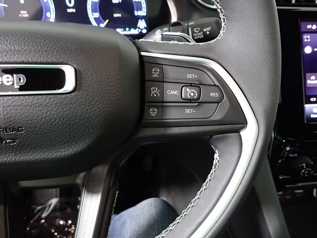 Used 2025 Jeep Grand Cherokee Altitude AWD/4WD image 29