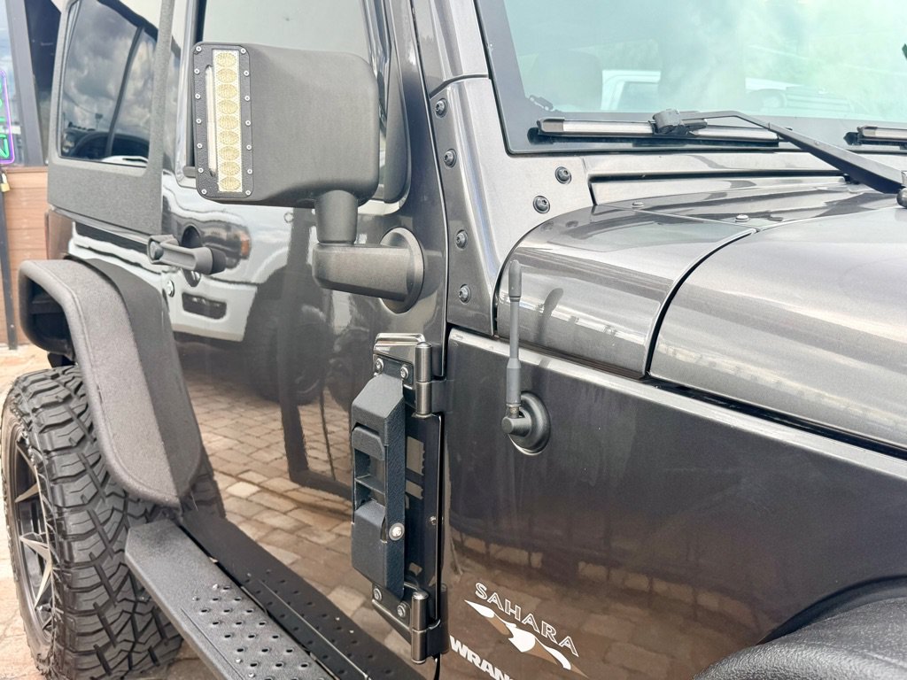 Used 2018 Jeep Wrangler Sahara w/ Connectivity Group AWD/4WD image 17