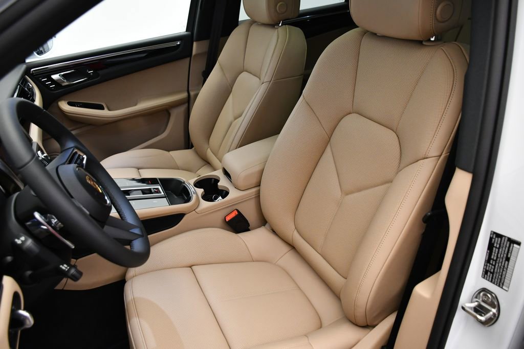 Certified 2025 Porsche Macan Turbo image 40