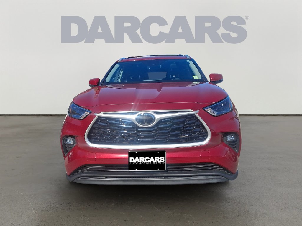 Used 2022 Toyota Highlander XLE AWD/4WD image 2