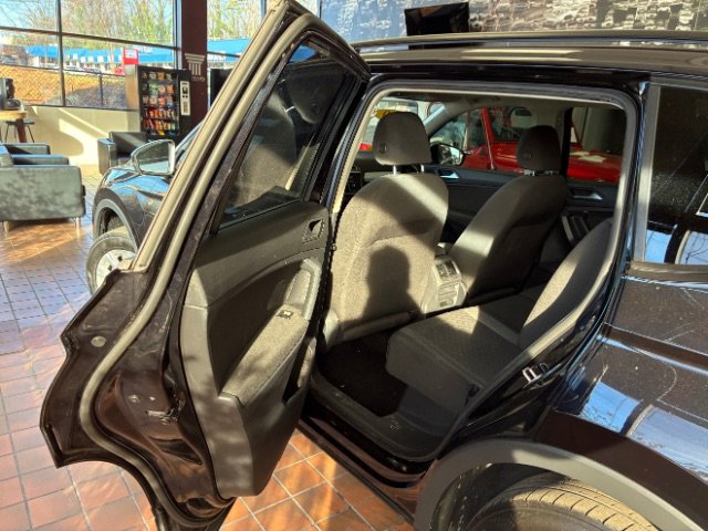 Used 2020 Volkswagen Tiguan S image 28