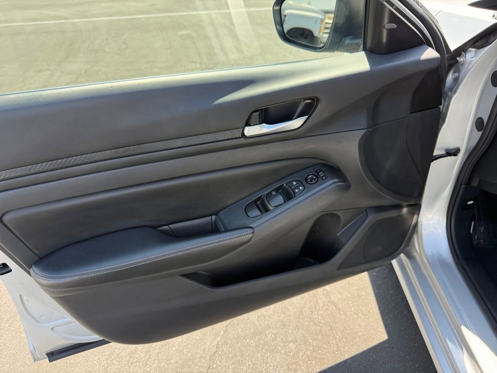 Used 2024 Nissan Altima 2.5 SV FWD image 11