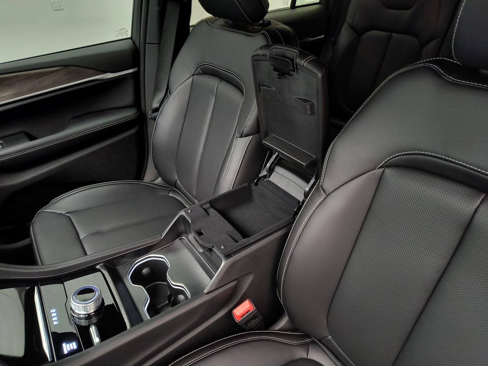 New 2026 Jeep Grand Cherokee Limited w/ Luxury Tech Group II AWD/4WD image 28