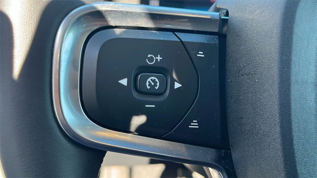 Certified 2025 Volvo XC40 B5 Plus image 33