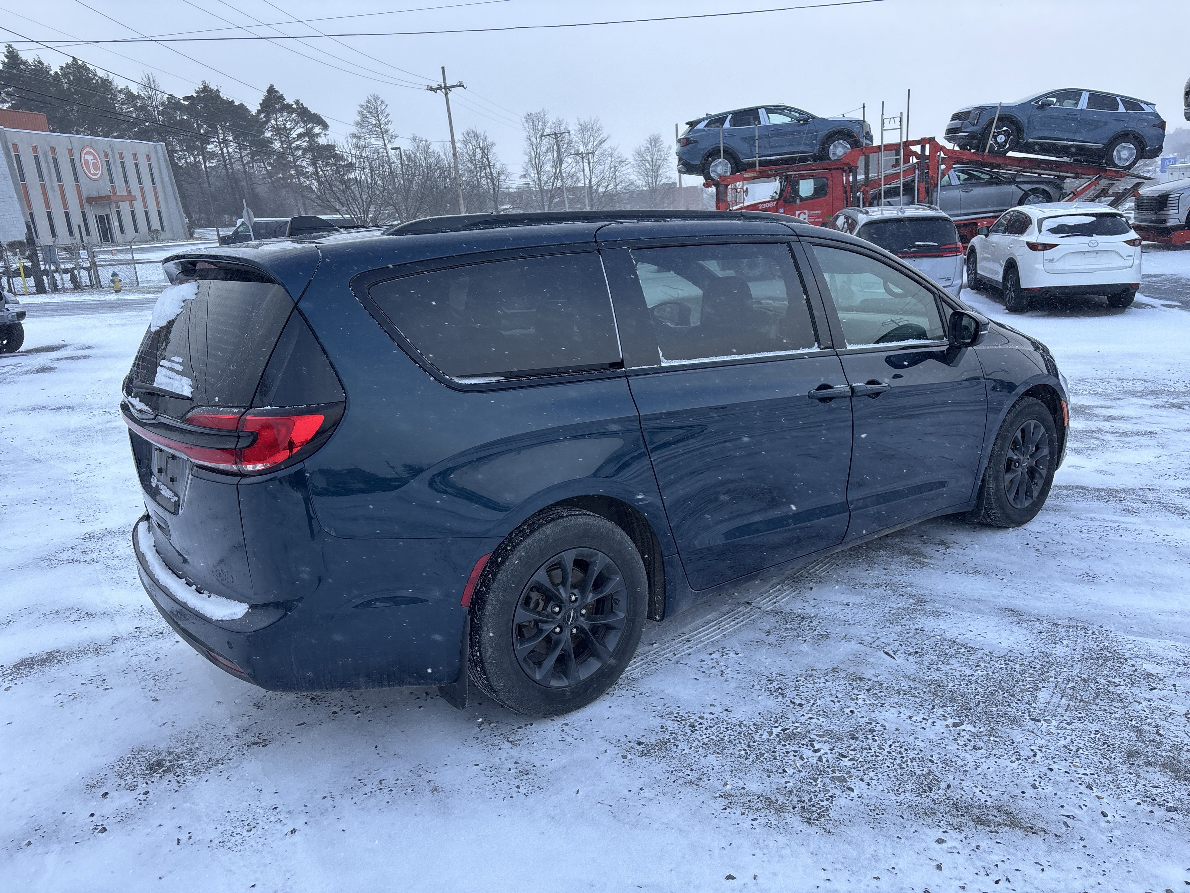 Used 2023 Chrysler Pacifica Touring w/ S Appearance Package image 3