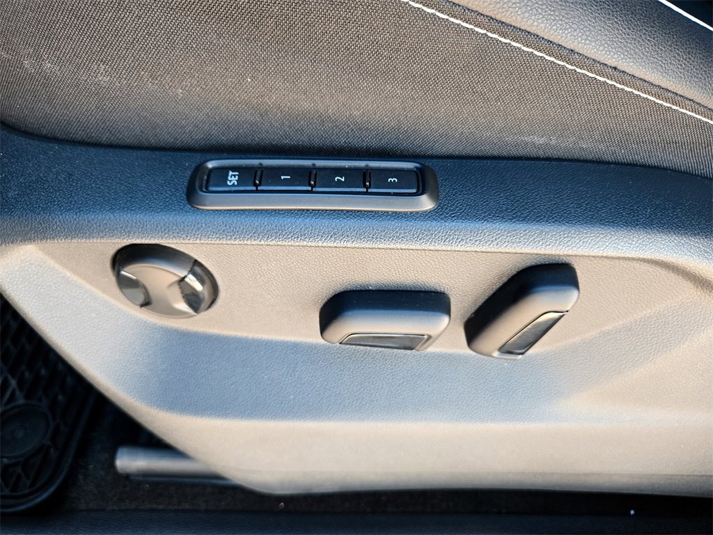 Used 2022 Volkswagen Tiguan SEL R-Line image 27