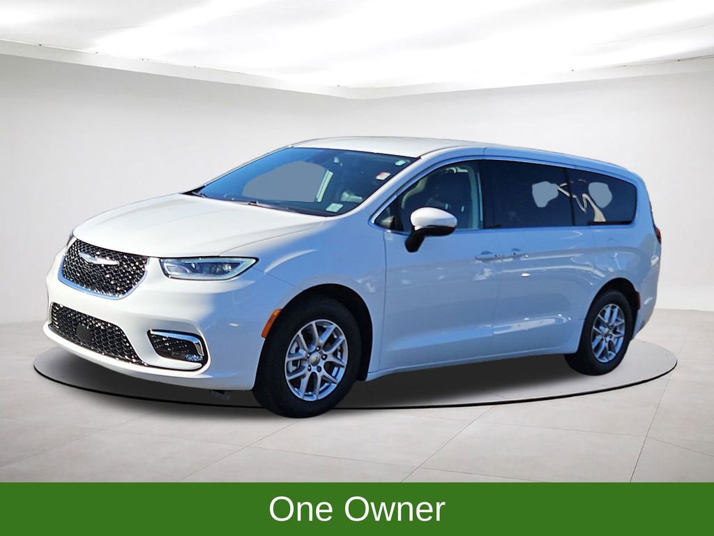 Used 2023 Chrysler Pacifica Touring-L image 3