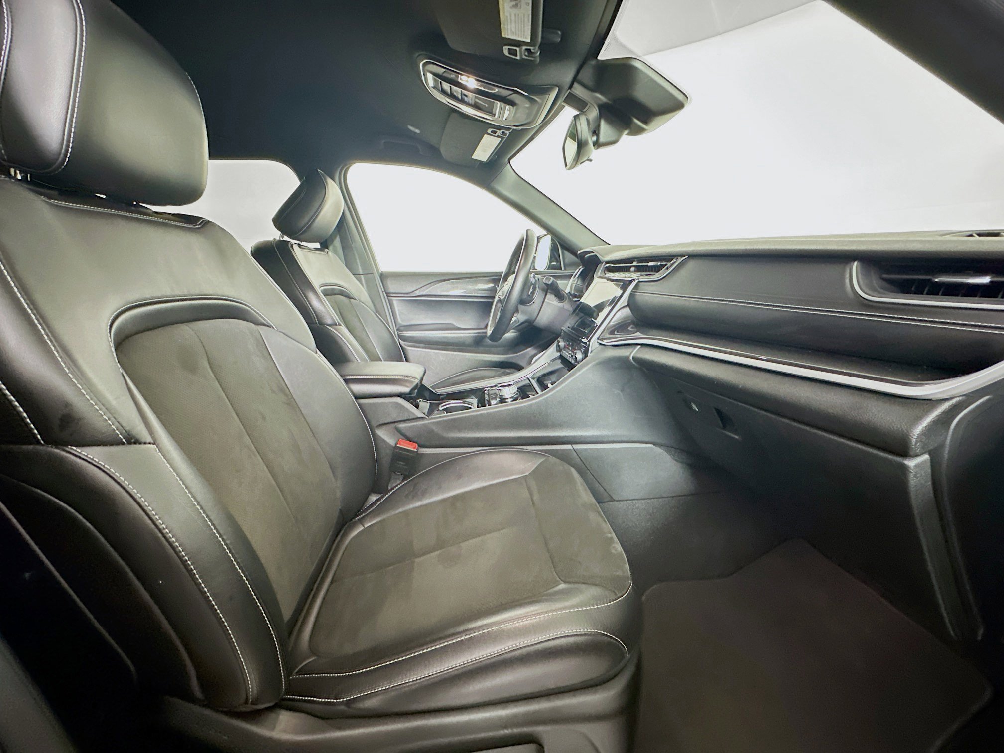 Used 2022 Jeep Grand Cherokee L Laredo image 32