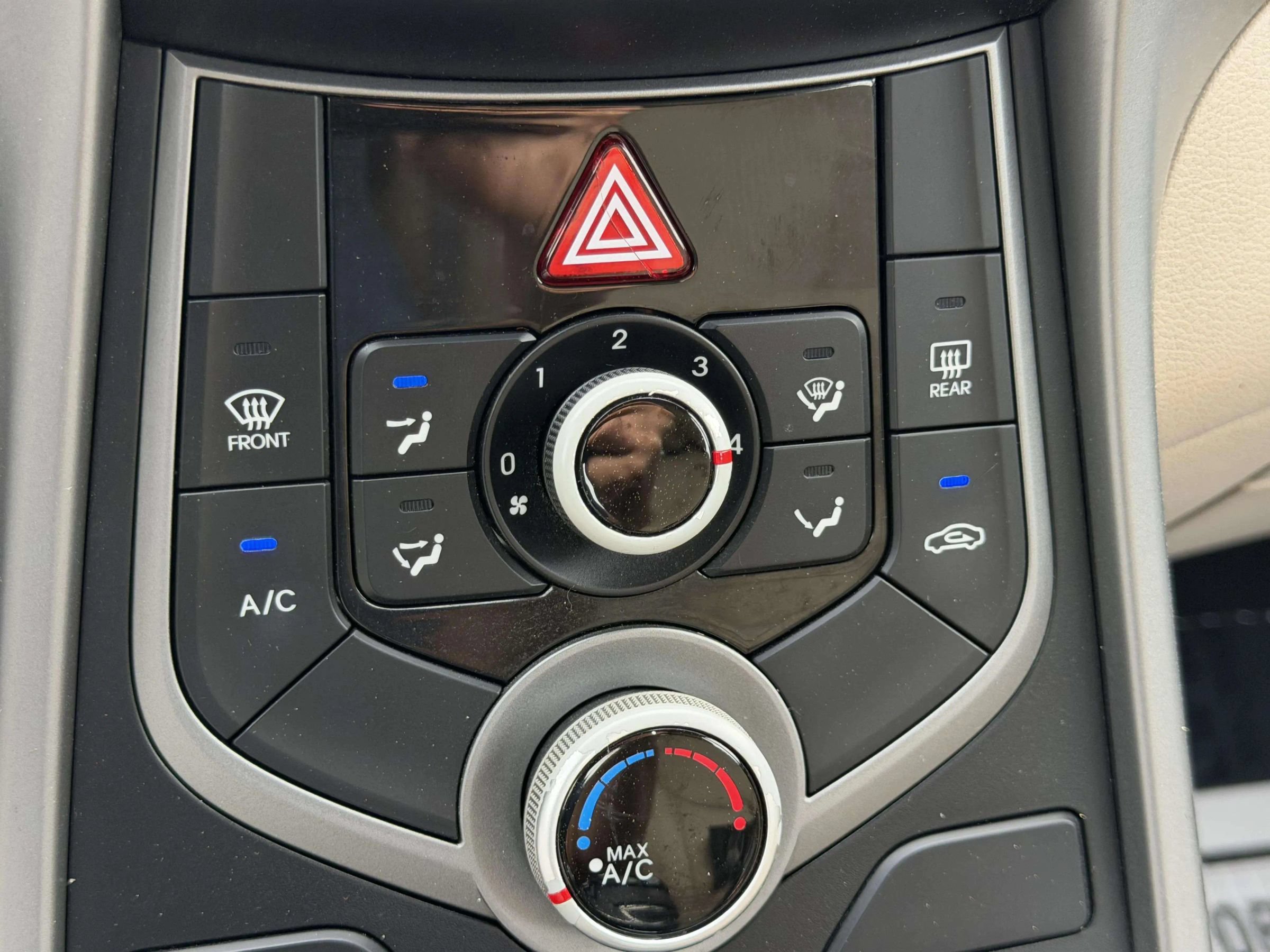 Used 2015 Hyundai Elantra SE FWD image 31