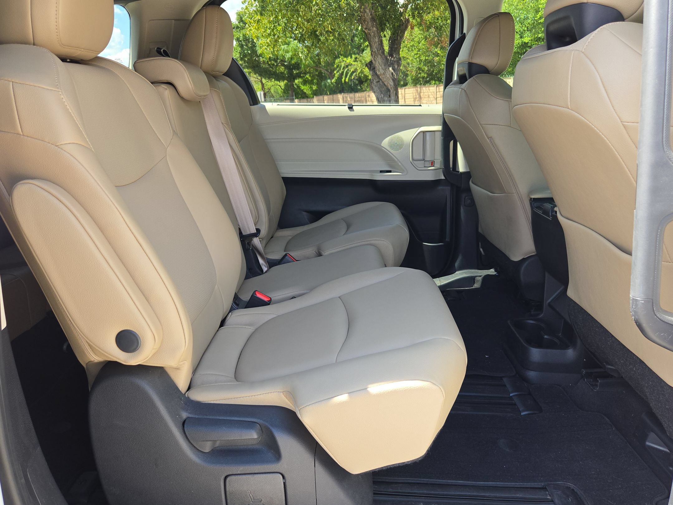 Used 2022 Toyota Sienna XLE FWD image 14