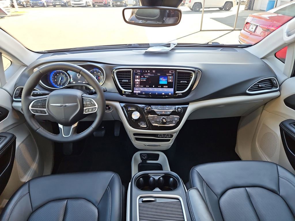 Used 2024 Chrysler Pacifica Touring-L image 9