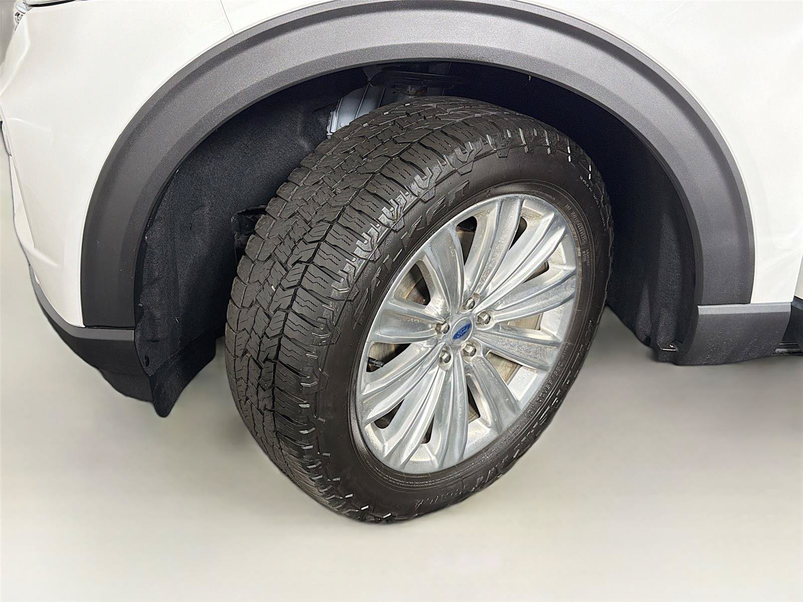 Used 2022 Ford Explorer Limited w/ Equipment Group 301A AWD/4WD image 38