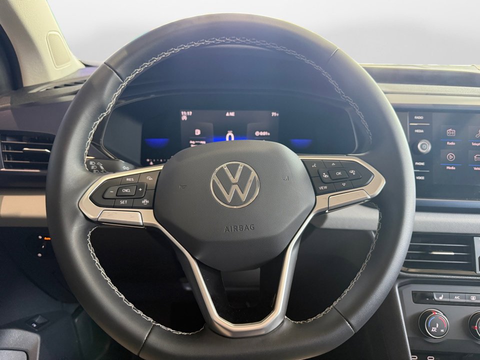 Certified 2022 Volkswagen Taos SE w/ Panoramic Sunroof Package image 13