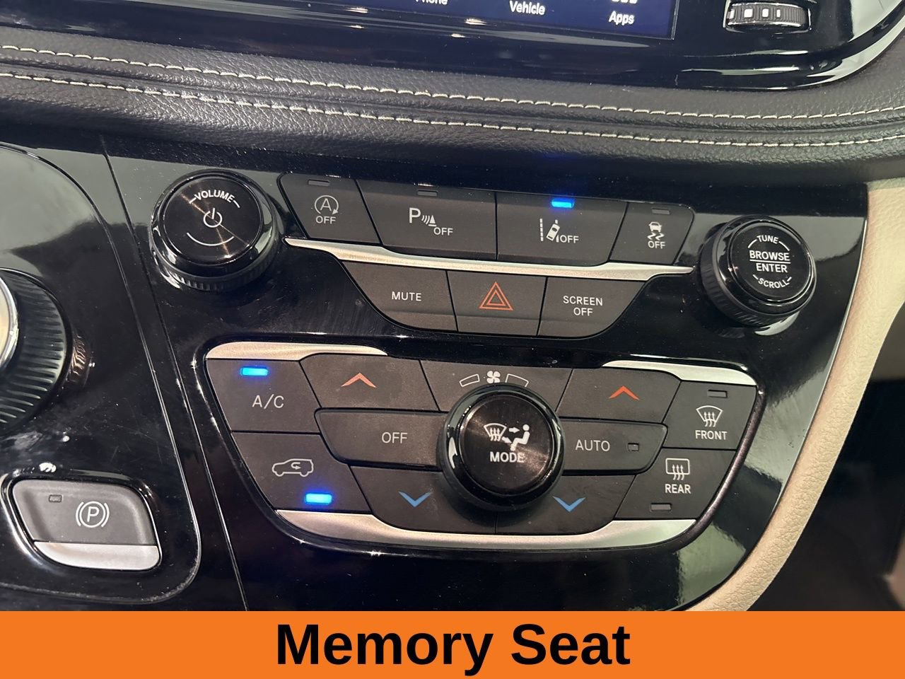 Used 2024 Chrysler Pacifica Limited image 19