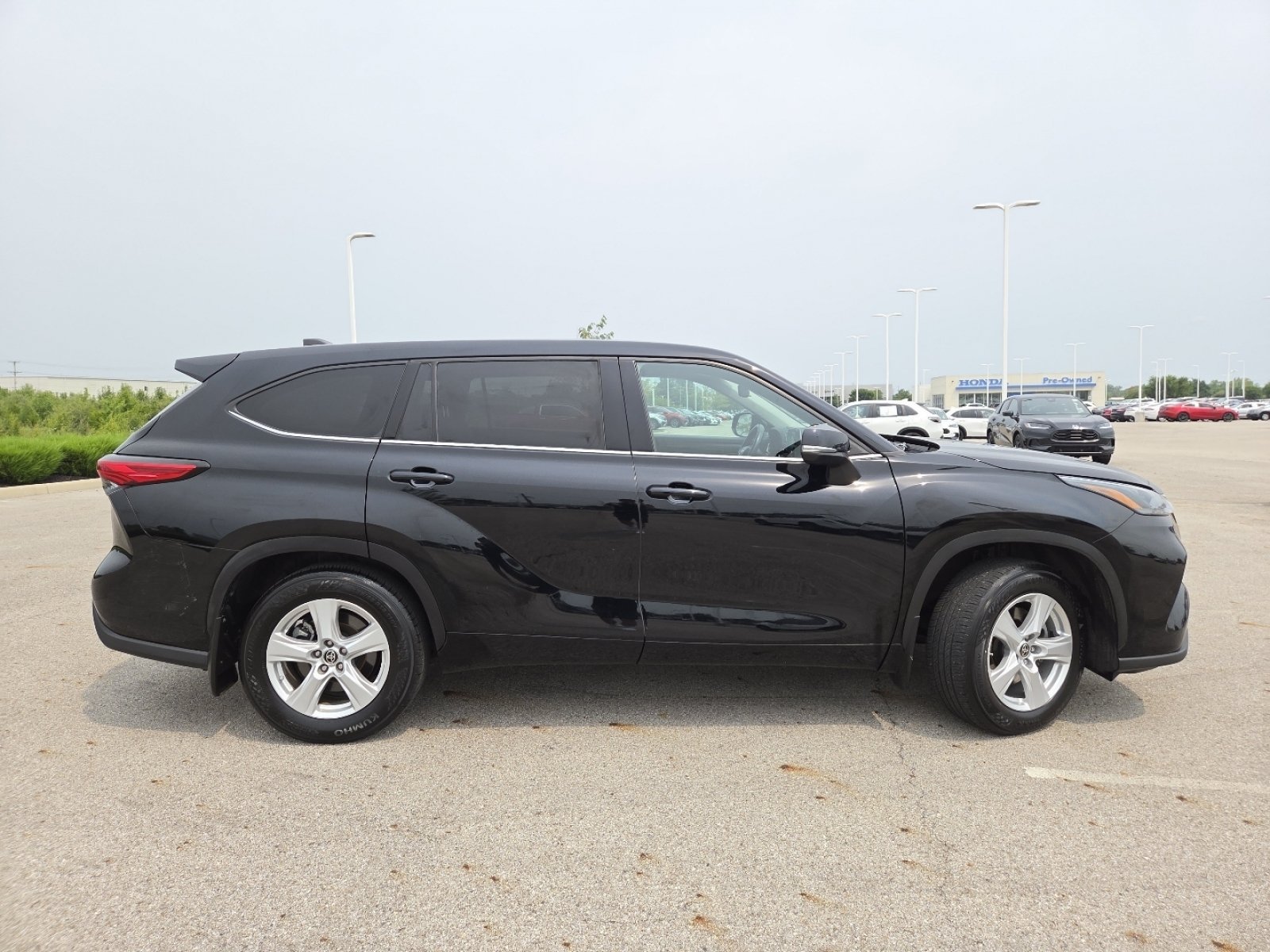 Used 2022 Toyota Highlander LE AWD/4WD image 17