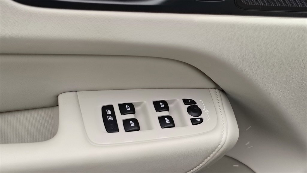 Certified 2023 Volvo XC60 B5 Plus w/ Climate Package image 10
