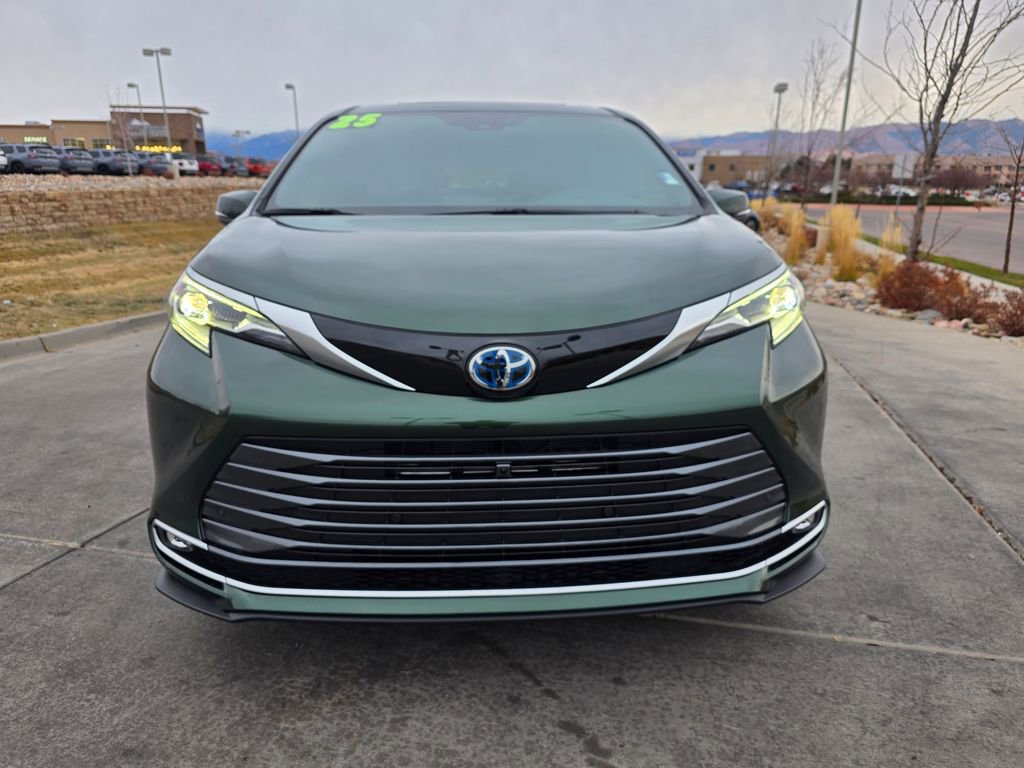 Used 2025 Toyota Sienna Platinum image 2