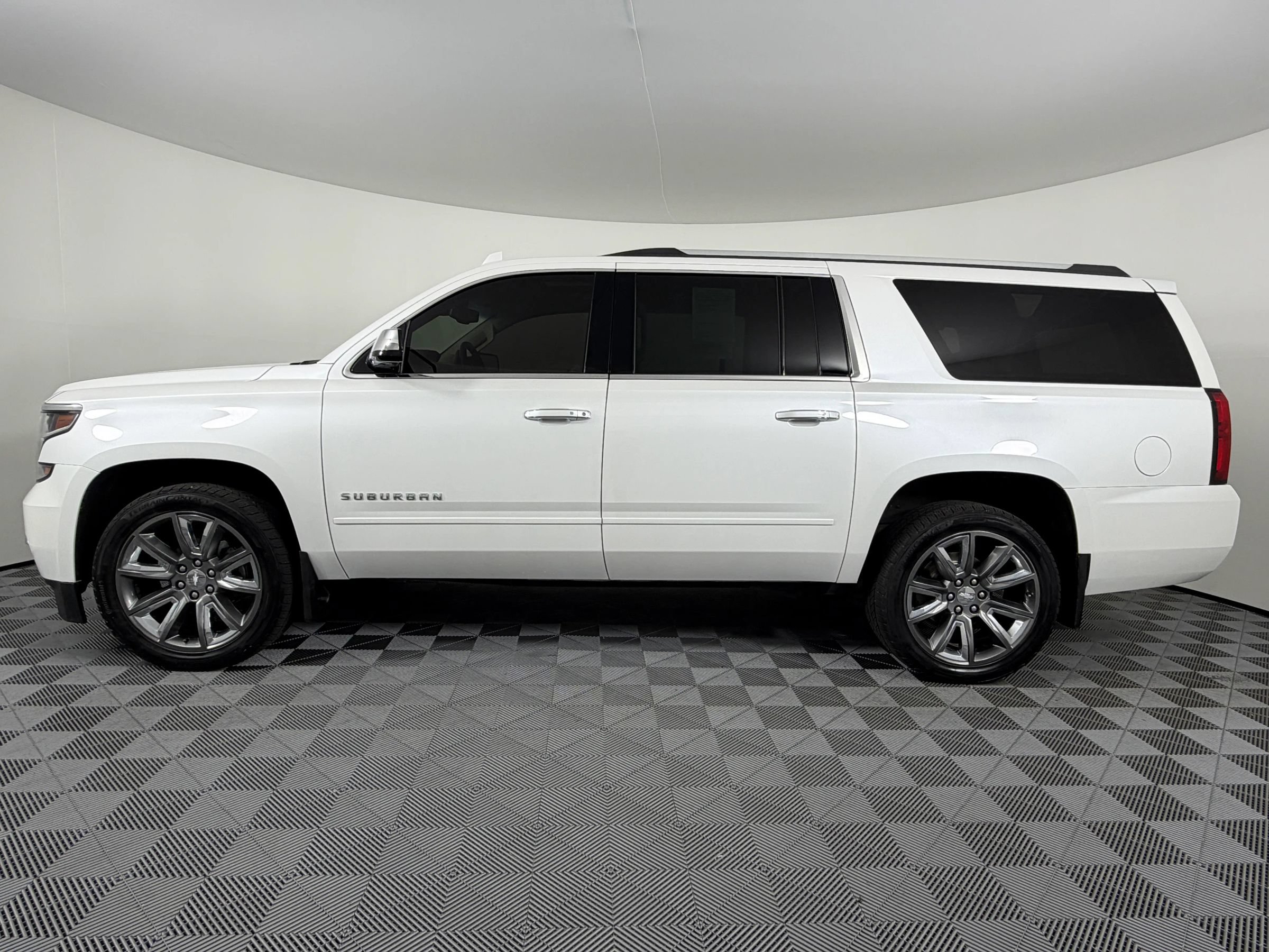 Used 2018 Chevrolet Suburban Premier AWD/4WD image 7