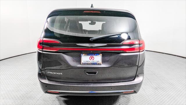 Used 2023 Chrysler Pacifica Touring-L FWD image 7