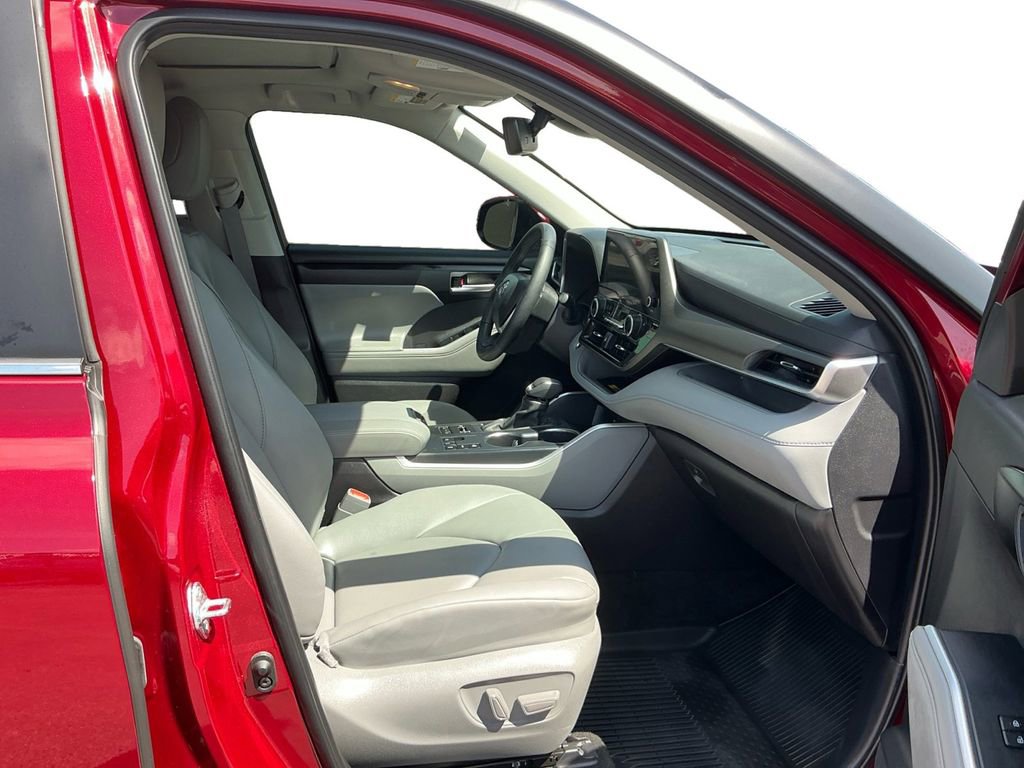 Used 2025 Toyota Highlander XLE AWD/4WD image 22