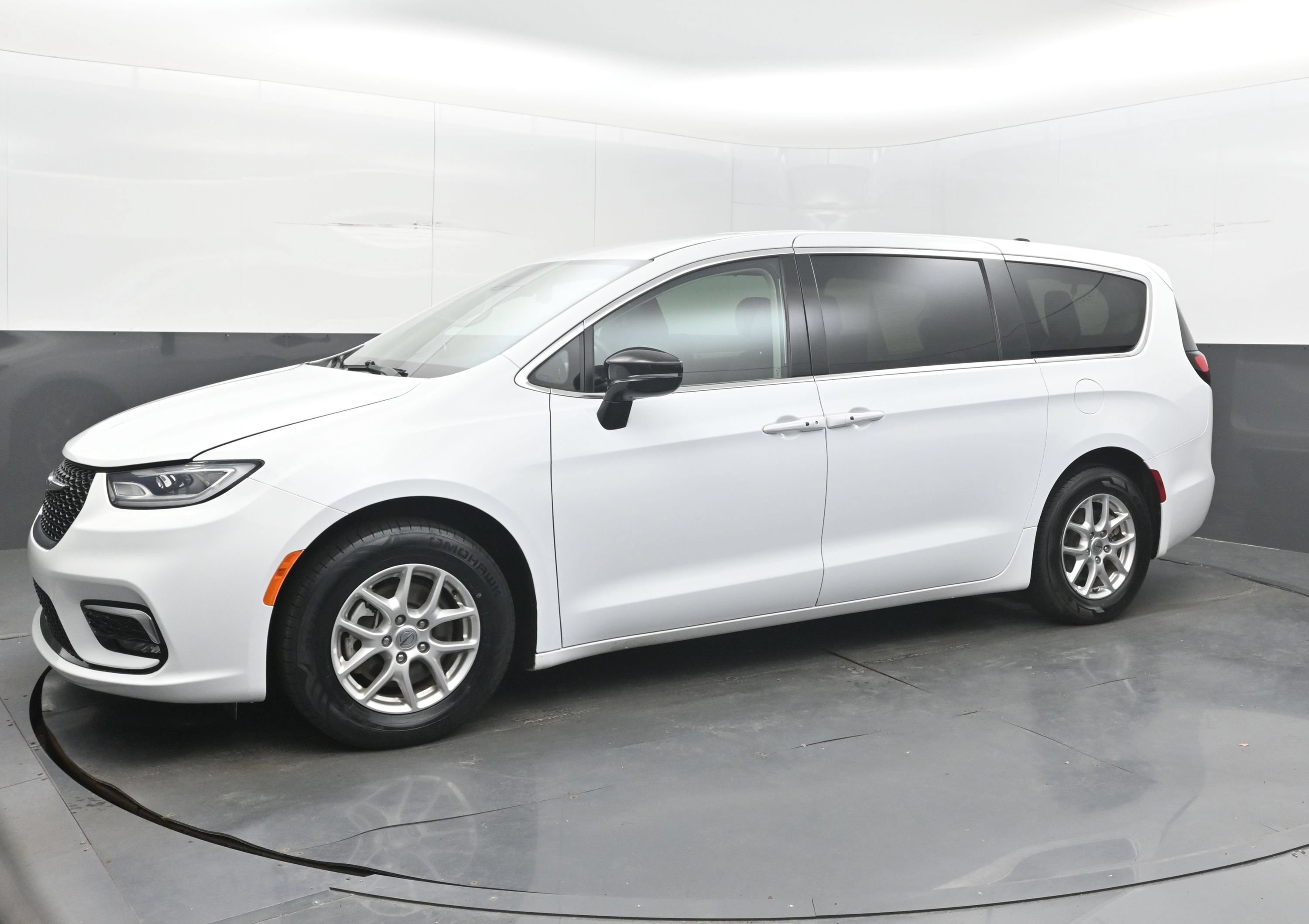 Used 2024 Chrysler Pacifica Touring-L FWD image 4