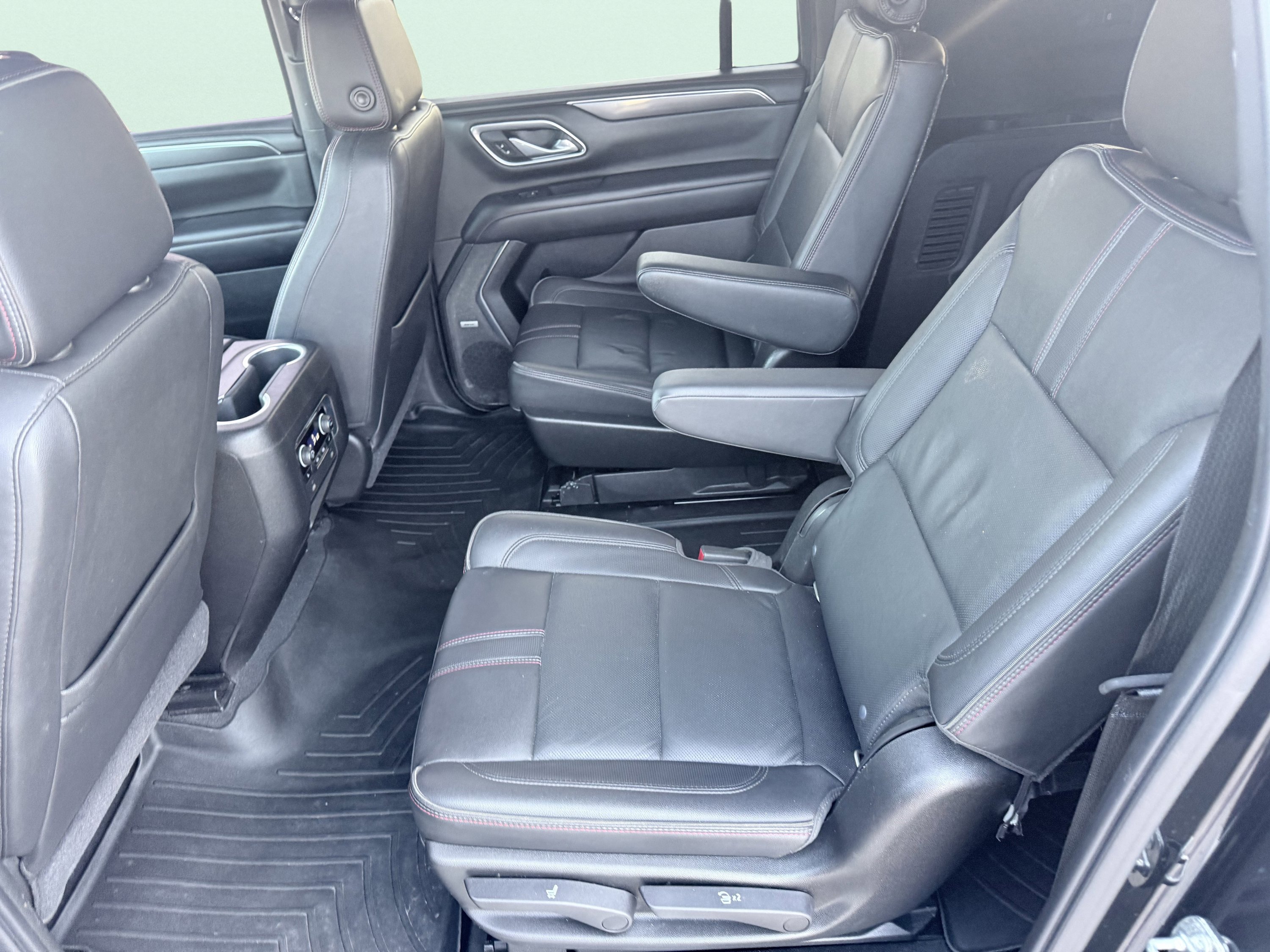 Used 2021 Chevrolet Suburban RST w/ Luxury Package image 18