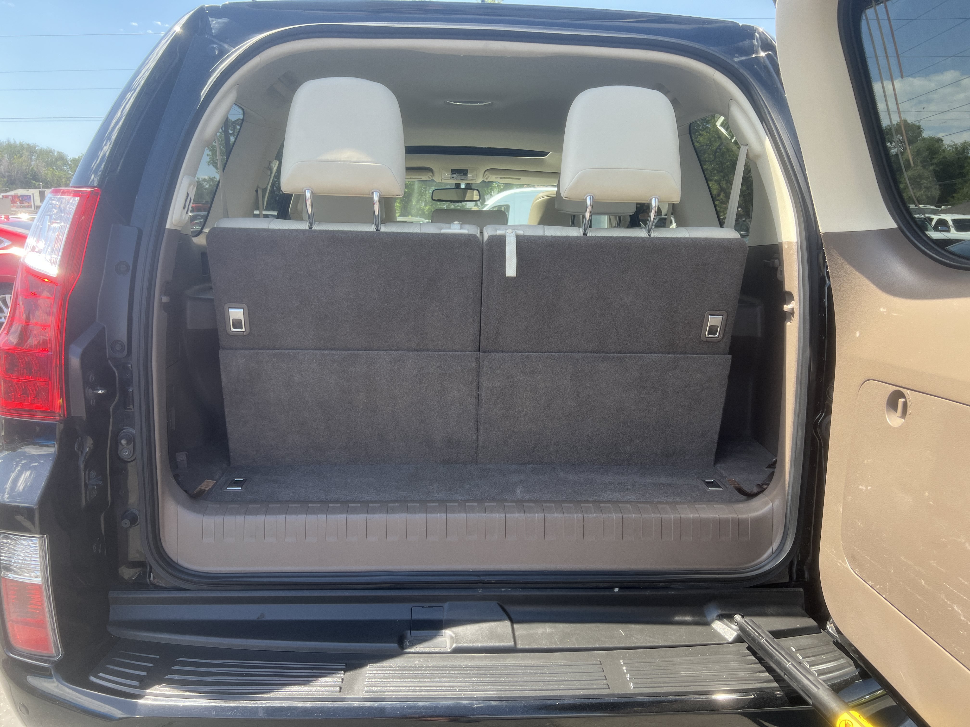 Used 2011 Lexus GX 460 w/ Convenience Pkg AWD/4WD image 9