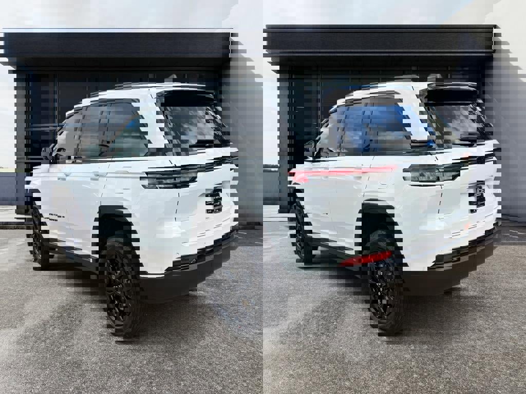 New 2025 Jeep Grand Cherokee Altitude image 5