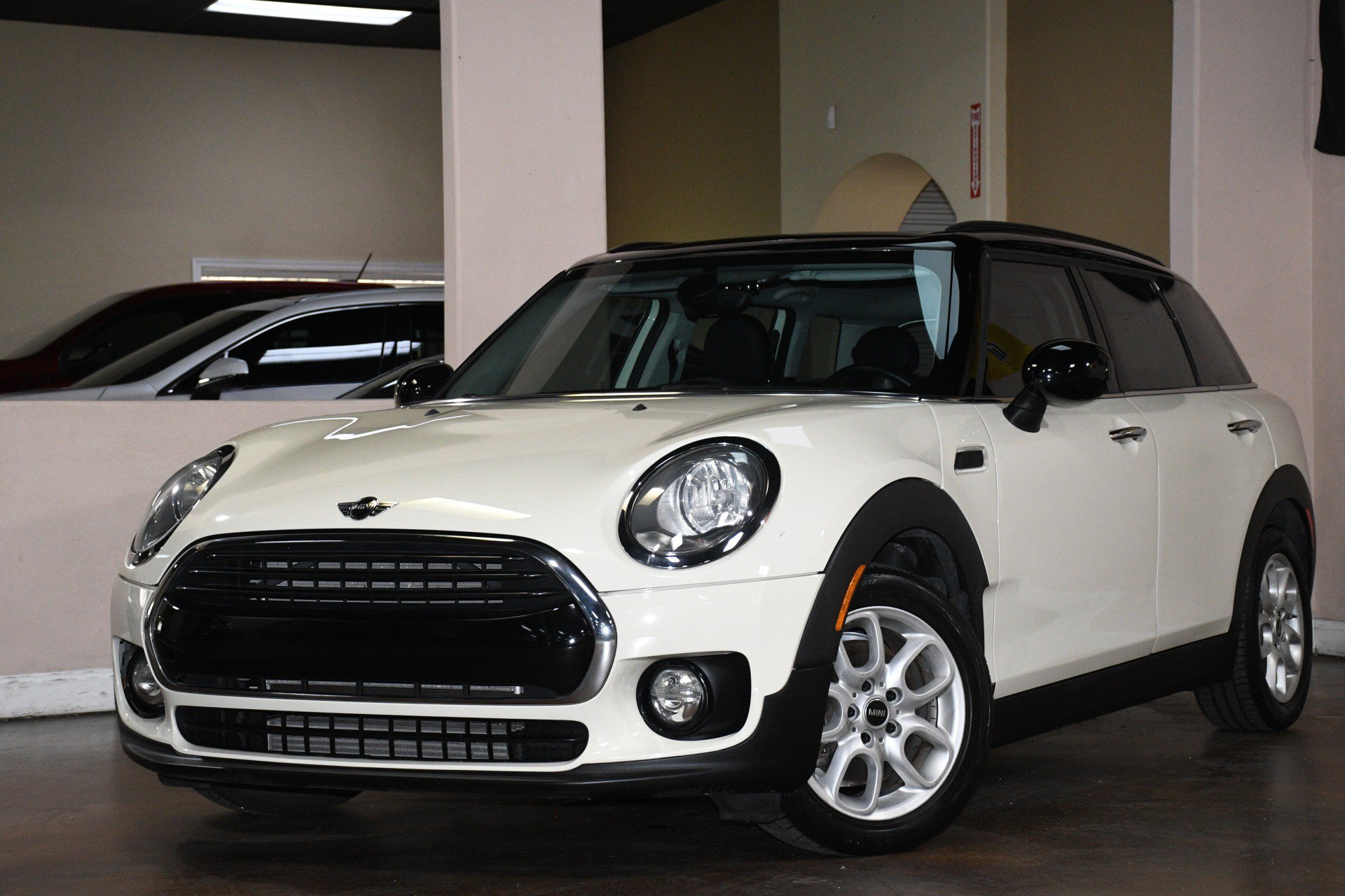 Used 2016 MINI Cooper Clubman FWD image 4
