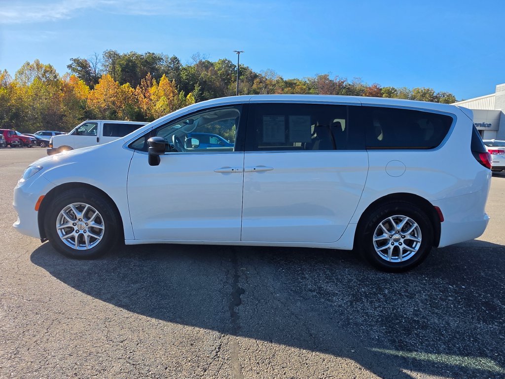 Used 2024 Chrysler Voyager LX FWD image 5